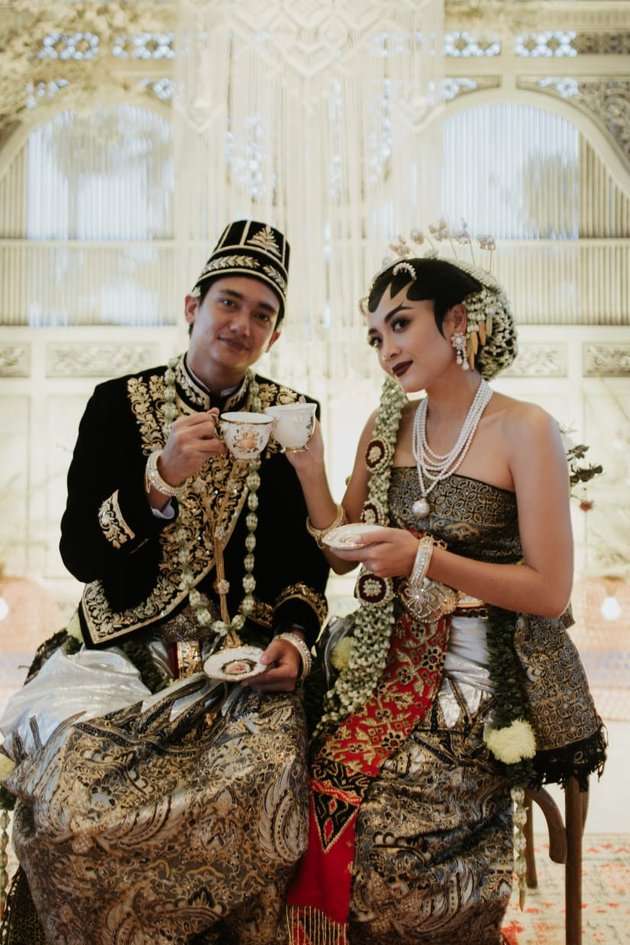 Potret Pernikahan Adipati Dolken dan Canti Tachril