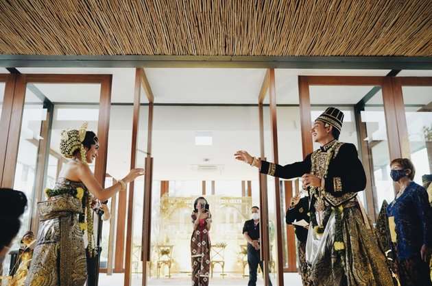 Potret Pernikahan Adipati Dolken dan Canti Tachril