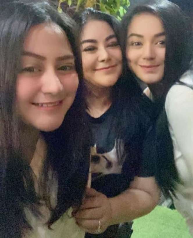 Deretan Selebriti yang Pernah Berseteru dengan Sang Ibu