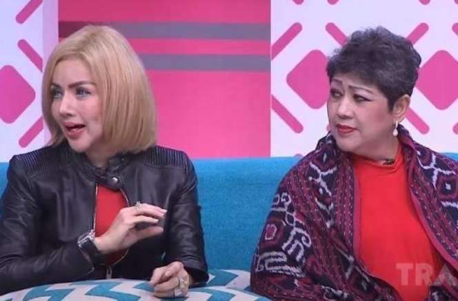 Deretan Selebriti yang Pernah Berseteru dengan Sang Ibu