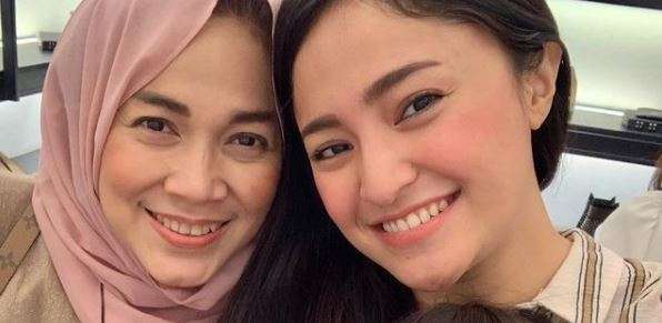 Deretan Selebriti yang Pernah Berseteru dengan Sang Ibu
