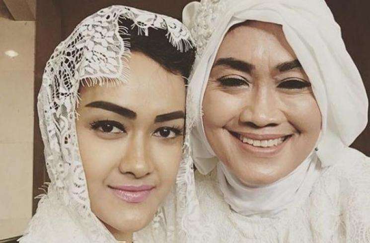 Deretan Selebriti yang Pernah Berseteru dengan Sang Ibu