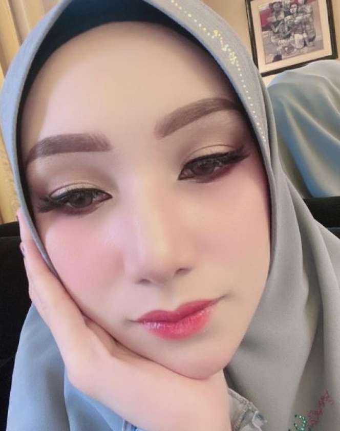 Potret Indri Giana Tampil dengan Makeup Tebal Jadi Sorotan