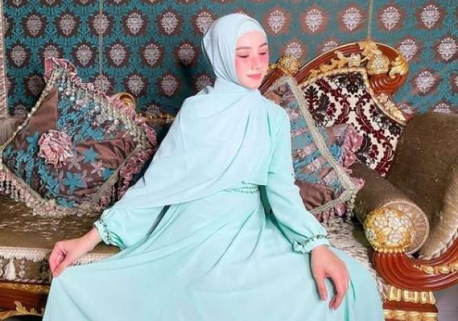 Potret Indri Giana Tampil dengan Makeup Tebal Jadi Sorotan