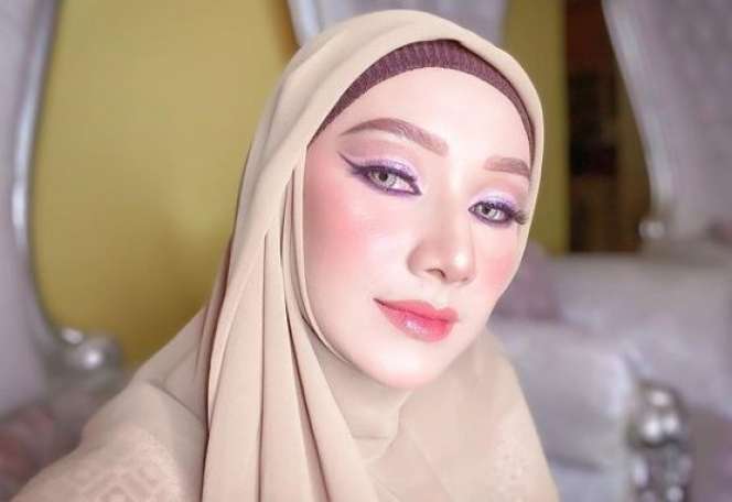Potret Indri Giana Tampil dengan Makeup Tebal Jadi Sorotan