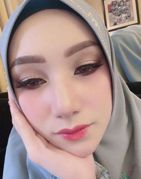 Potret Indri Giana Tampil dengan Makeup Tebal Jadi Sorotan