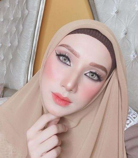 Potret Indri Giana Tampil dengan Makeup Tebal Jadi Sorotan