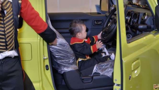 Gaya Kiano 'Test Drive' Mobil Baru Hadiah Ultah