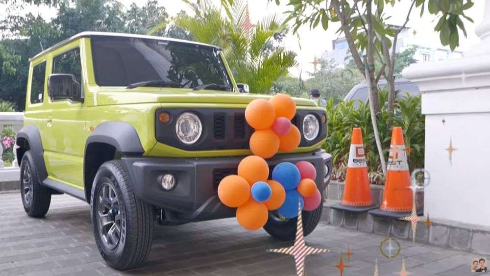 Gaya Kiano 'Test Drive' Mobil Baru Hadiah Ultah