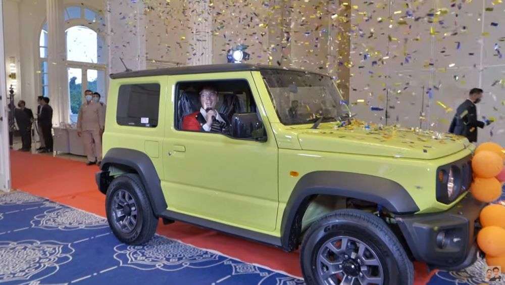 Gaya Kiano 'Test Drive' Mobil Baru Hadiah Ultah