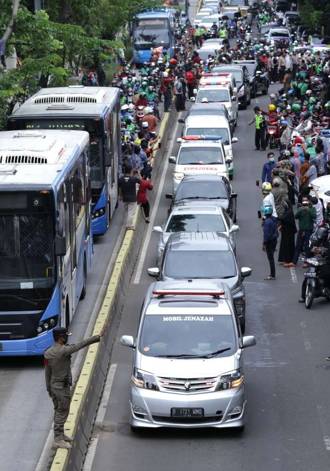 FOTO: Lantunan Tahlil Iringi Proses Pemakaman Syekh Ali Jaber