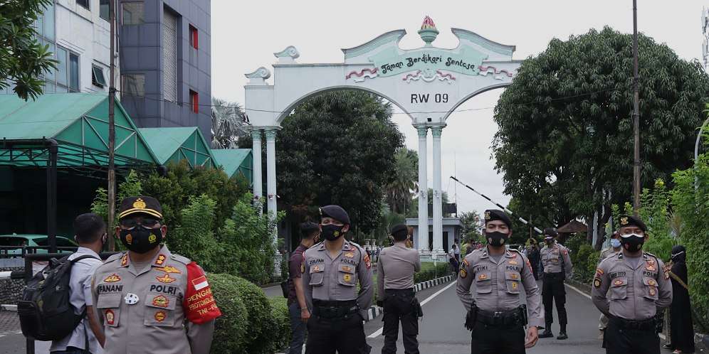 FOTO: Lantunan Tahlil Iringi Proses Pemakaman Syekh Ali Jaber