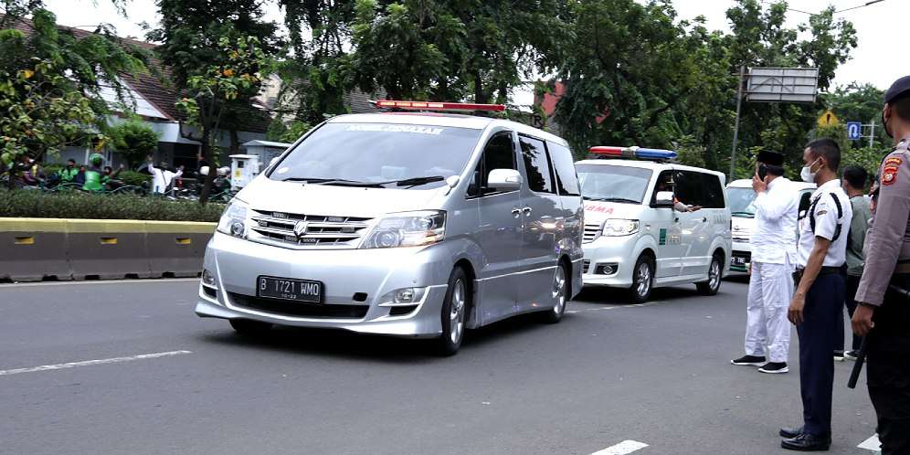 FOTO: Lantunan Tahlil Iringi Proses Pemakaman Syekh Ali Jaber