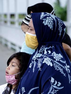 FOTO: Lantunan Tahlil Iringi Proses Pemakaman Syekh Ali Jaber
