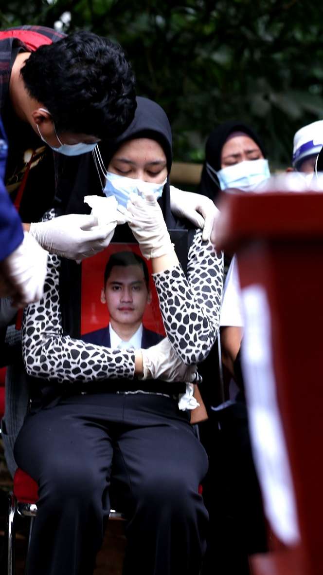 FOTO: Isak Tangis Istri di Rumah Abadi Pramugara Okky Bisma