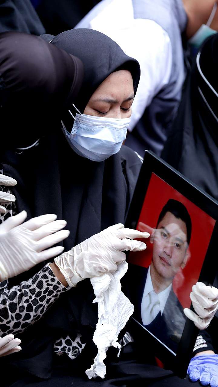 FOTO: Isak Tangis Istri di Rumah Abadi Pramugara Okky Bisma