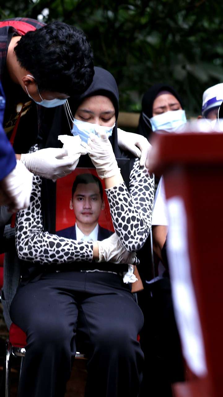 FOTO: Isak Tangis Istri di Rumah Abadi Pramugara Okky Bisma