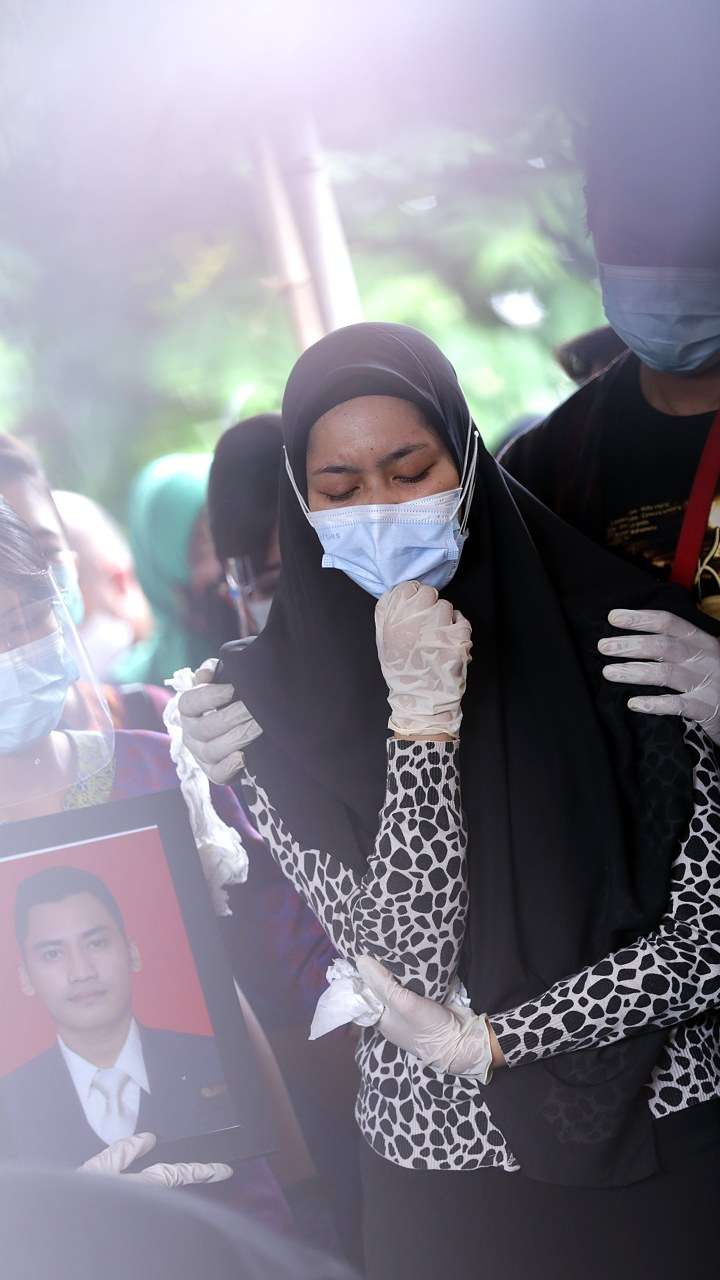 FOTO: Isak Tangis Istri di Rumah Abadi Pramugara Okky Bisma