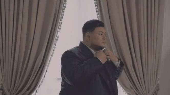 Potret Ivan Gunawan dan Bella Kenakan Baju Pengantin