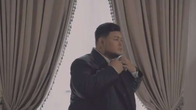 Potret Ivan Gunawan dan Bella Kenakan Baju Pengantin