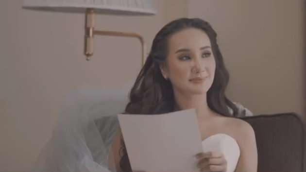 Potret Ivan Gunawan dan Bella Kenakan Baju Pengantin