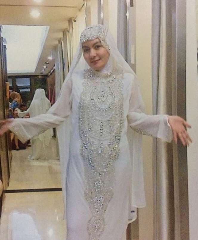 Cantik dan Modis! Potret Dewi Keke, Istri Kedua Aziz Gagap