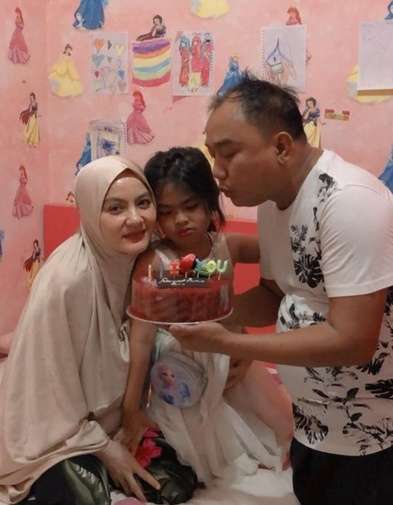 Cantik dan Modis! Potret Dewi Keke, Istri Kedua Aziz Gagap
