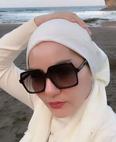 Cantik dan Modis! Potret Dewi Keke, Istri Kedua Aziz Gagap