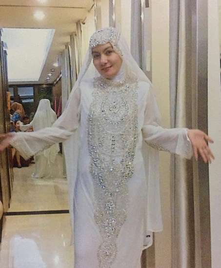Cantik dan Modis! Potret Dewi Keke, Istri Kedua Aziz Gagap