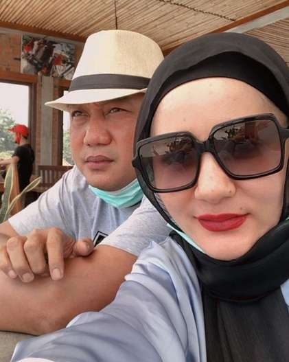 Cantik dan Modis! Potret Dewi Keke, Istri Kedua Aziz Gagap