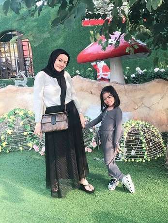 Cantik dan Modis! Potret Dewi Keke, Istri Kedua Aziz Gagap