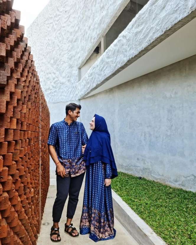 Kompak Gaya Arya Saloka dan Putri Anne Pakai Baju Couple