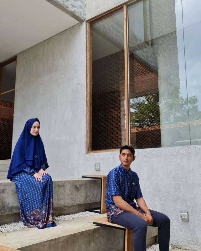 Kompak Gaya Arya Saloka dan Putri Anne Pakai Baju Couple