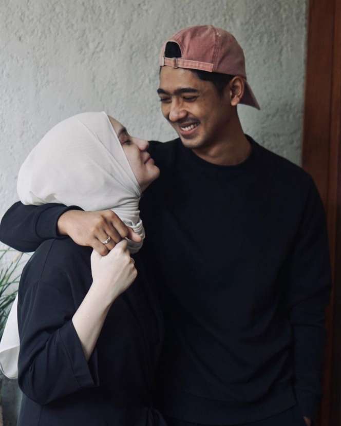 Kompak Gaya Arya Saloka dan Putri Anne Pakai Baju Couple