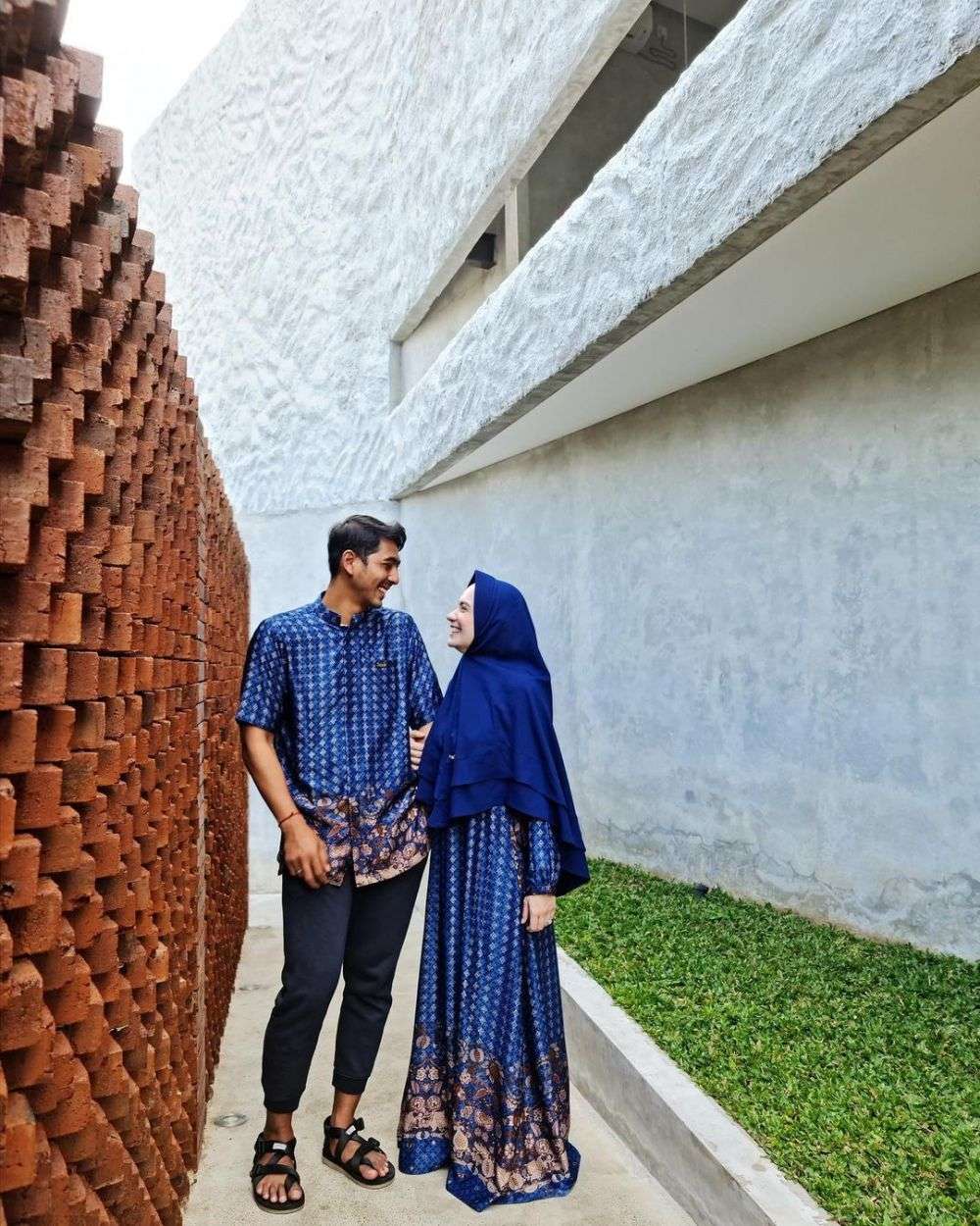 Kompak Gaya Arya Saloka dan Putri Anne Pakai Baju Couple