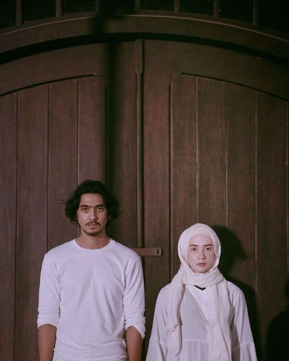 Kompak Gaya Arya Saloka dan Putri Anne Pakai Baju Couple