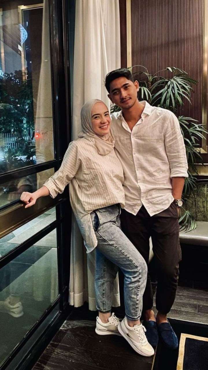 Kompak Gaya Arya Saloka dan Putri Anne Pakai Baju Couple