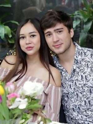 Terlihat Adem Ayem Pernikahan 5 Seleb Ini Malah Diisukan Retak