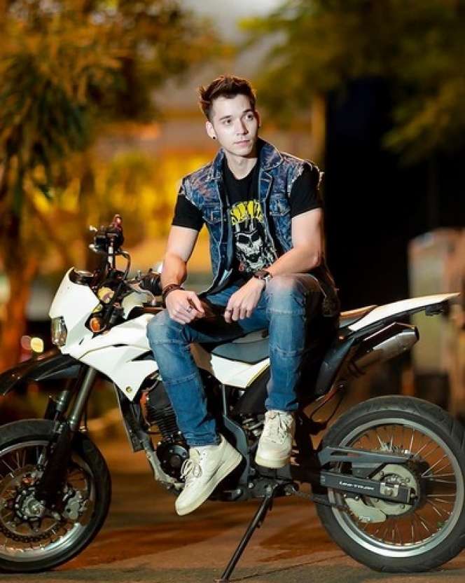 Deretan Artis Cantik Pernah Dipelukan Stefan William
