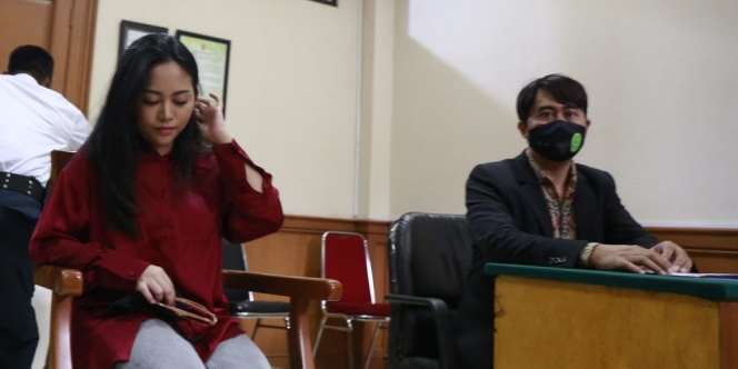 FOTO: Rachel Vennya Tertunduk Lesu di Sidang Cerai
