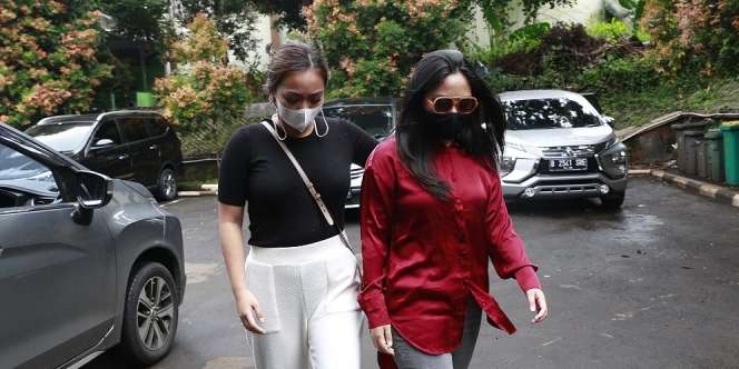 FOTO: Rachel Vennya Tertunduk Lesu di Sidang Cerai