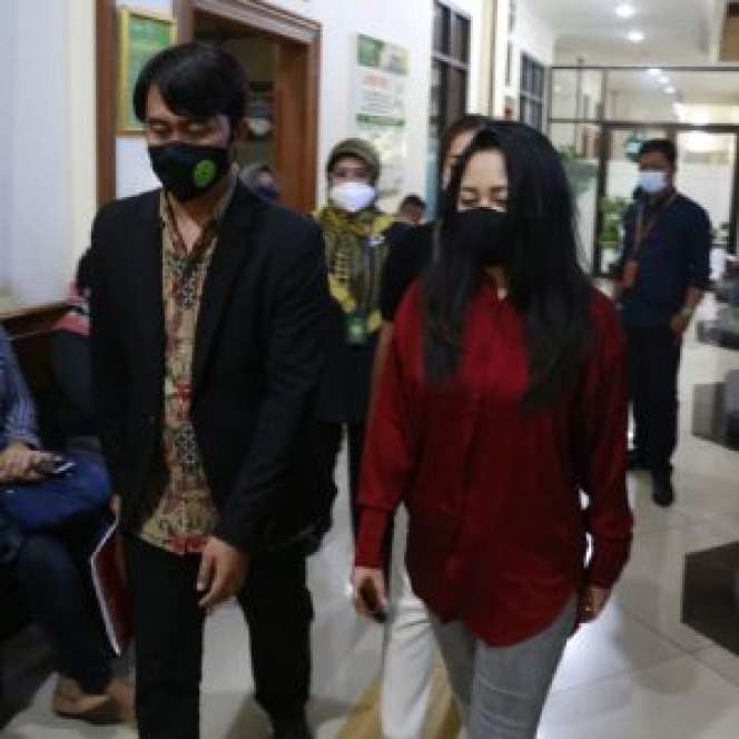 FOTO: Rachel Vennya Tertunduk Lesu di Sidang Cerai