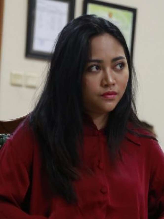 FOTO: Rachel Vennya Tertunduk Lesu di Sidang Cerai