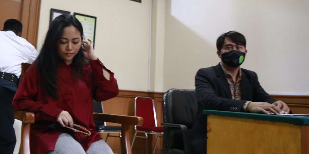 FOTO: Rachel Vennya Tertunduk Lesu di Sidang Cerai
