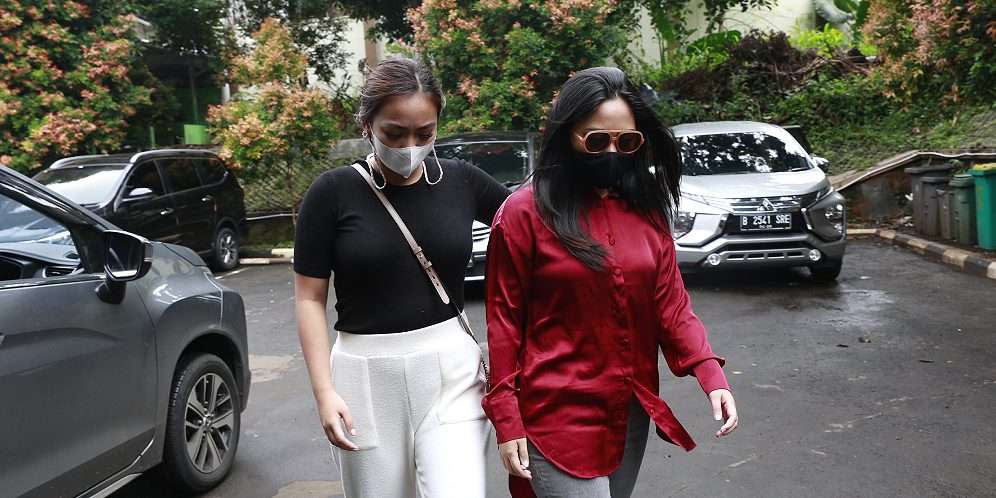 FOTO: Rachel Vennya Tertunduk Lesu di Sidang Cerai