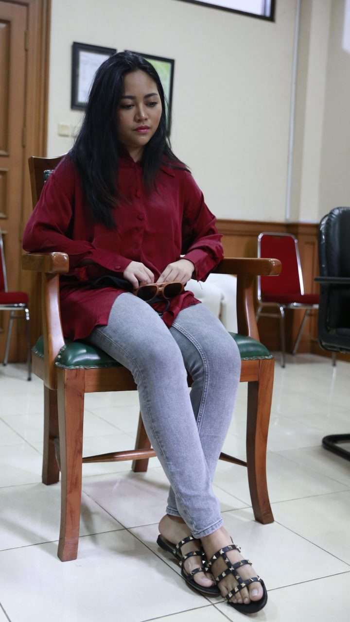FOTO: Rachel Vennya Tertunduk Lesu di Sidang Cerai