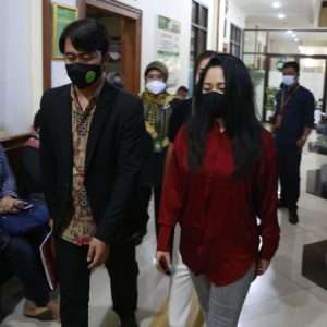 FOTO: Rachel Vennya Tertunduk Lesu di Sidang Cerai