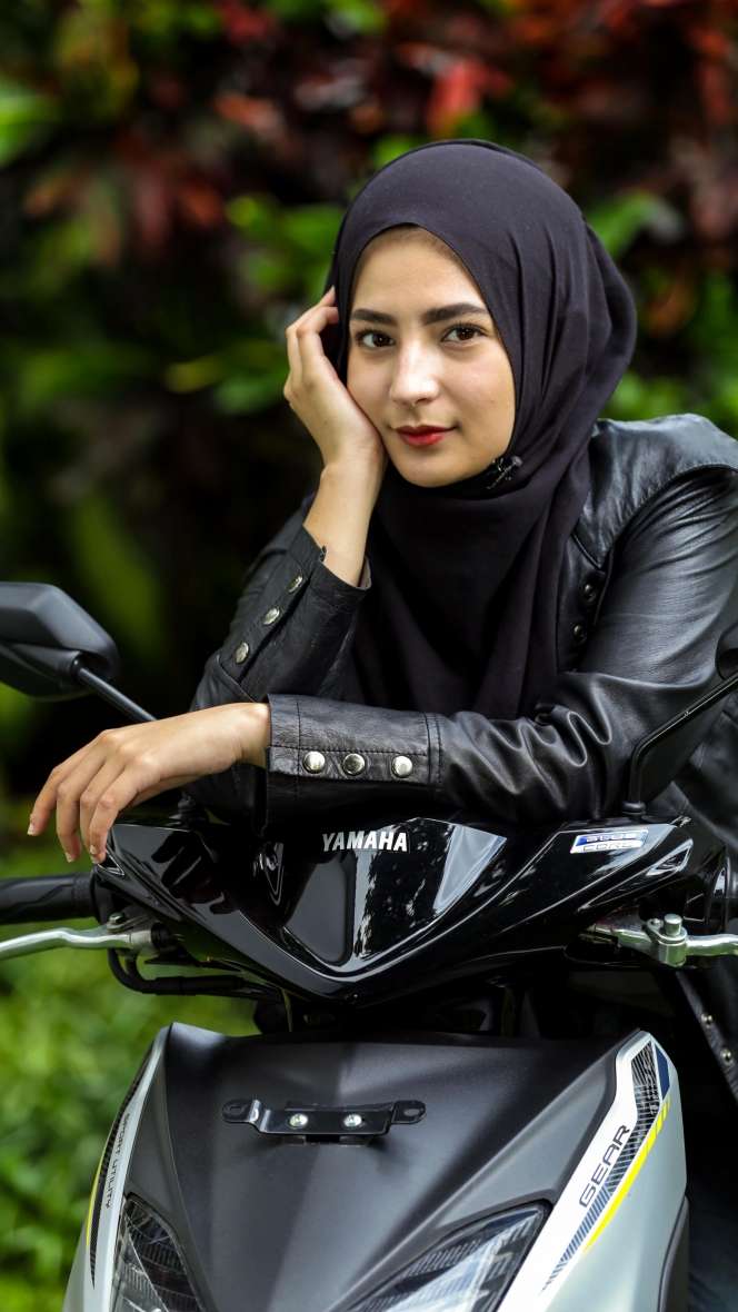 FOTO: Tampil Kece Lady Biker Hijaber di Atas Gear