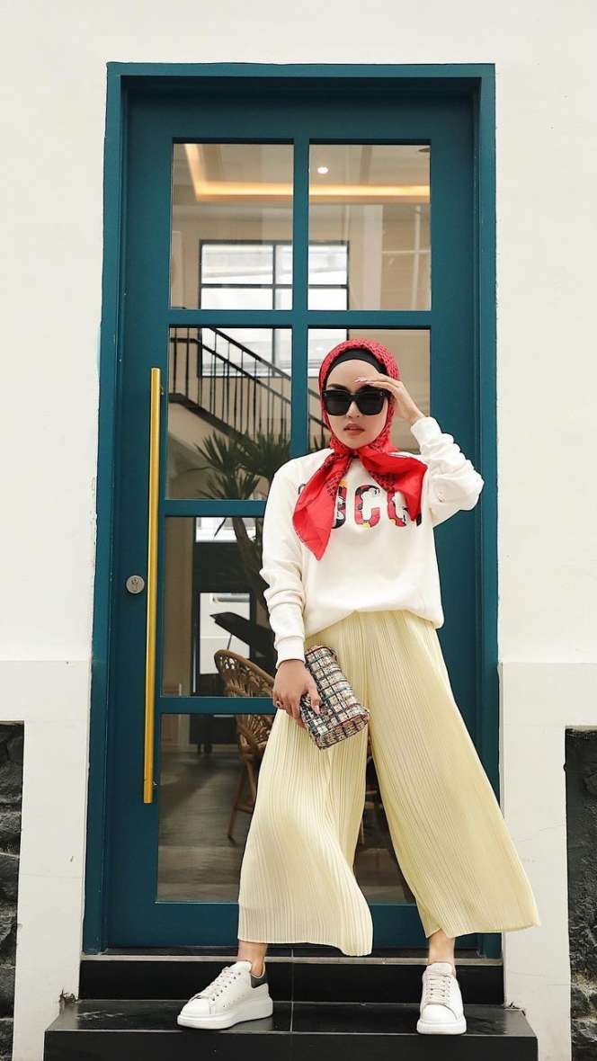 Padupadan Gaya Hijab dengan Outer Cardigan ala Medina Zein