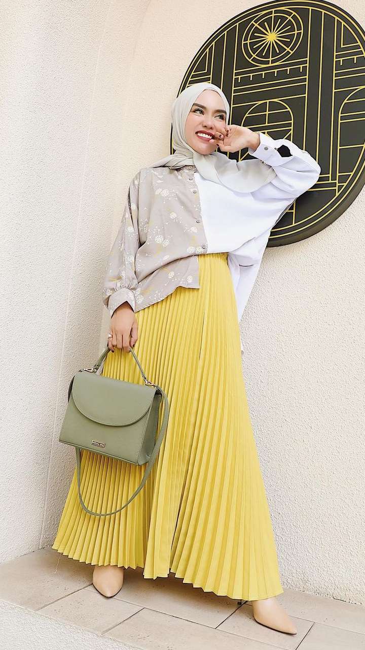 Padupadan Gaya Hijab dengan Outer Cardigan ala Medina Zein